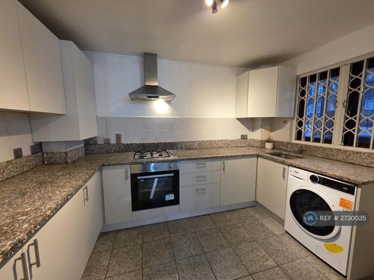 2 bedroom flat in Green Court, London, NW10 (2 bed) (#2730035)