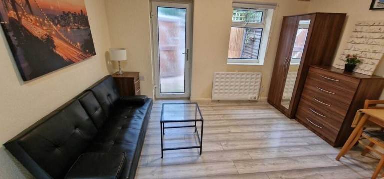 Studio to rent on Chatsworth Road, London
