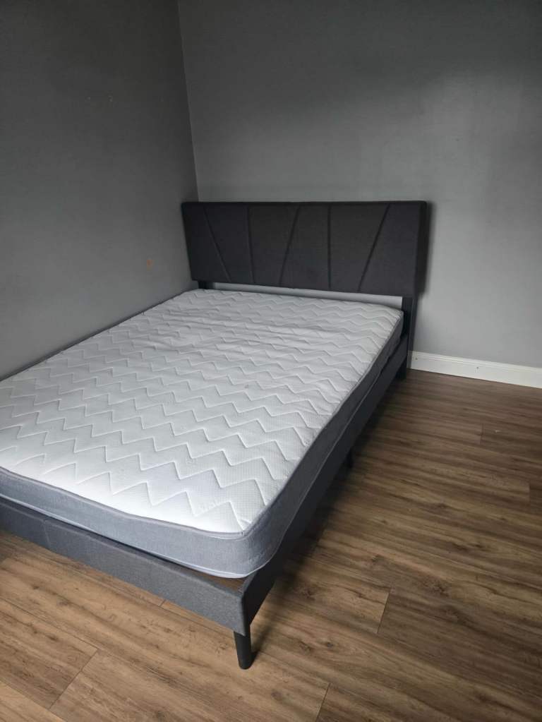 Double bedroom in 2 bed large flat in E12. Bus stop outside. Ilford Station 5 mins away