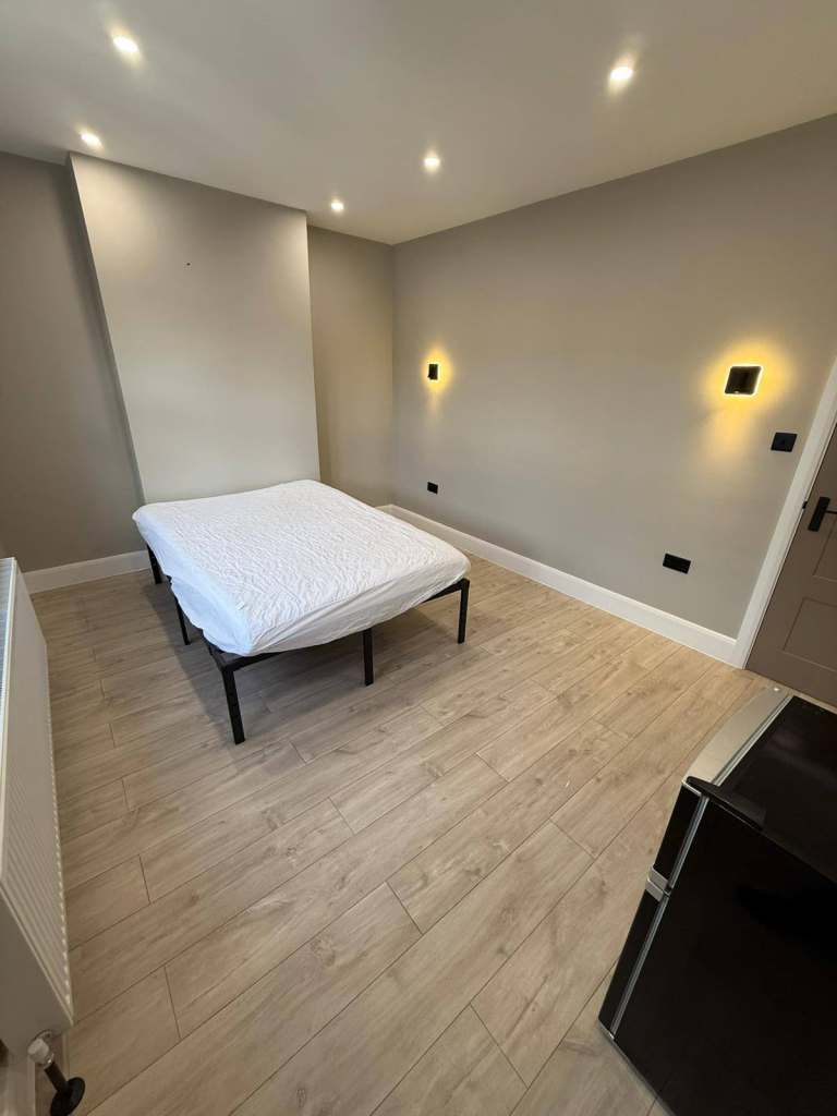 💙Room Available BLACK HORSE Gloucester Road, E17 6AE  £1000 Large Double   £900 for 1 person C✅