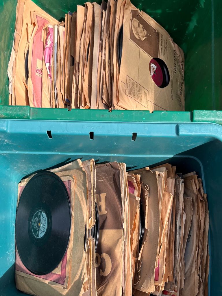 Huge bundle of vintage gramophone / 78rpm records 