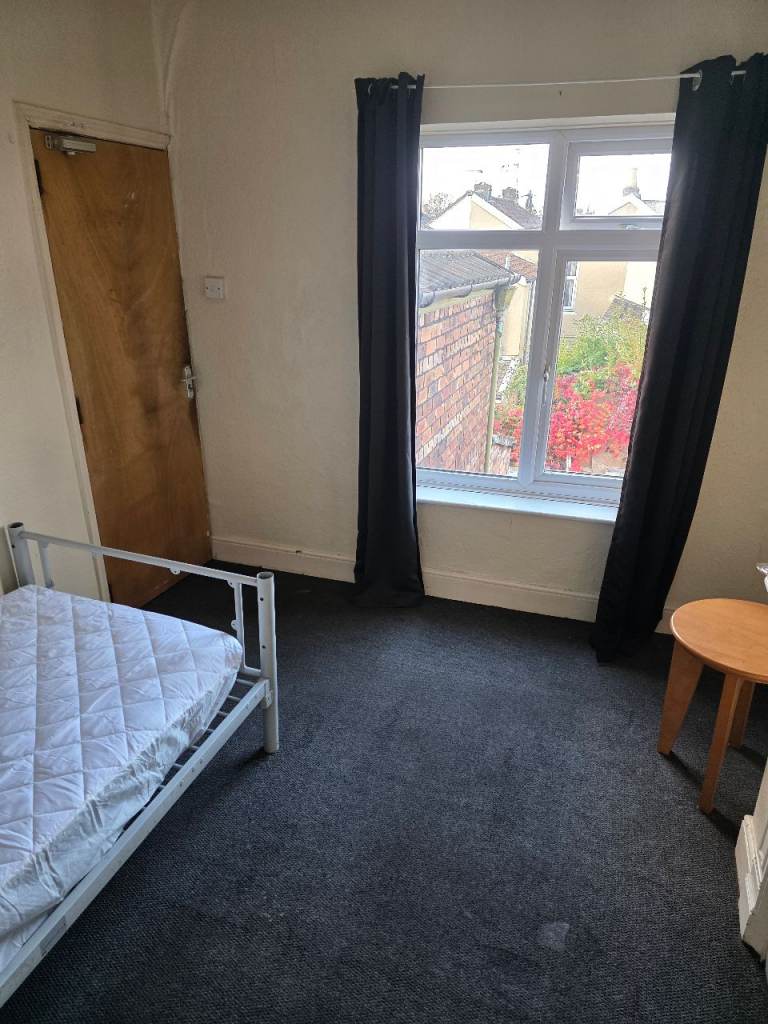 Clean single room to let in redfield. 