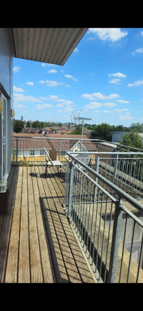 Top floor flat (Penthouse)for rent in TW7.