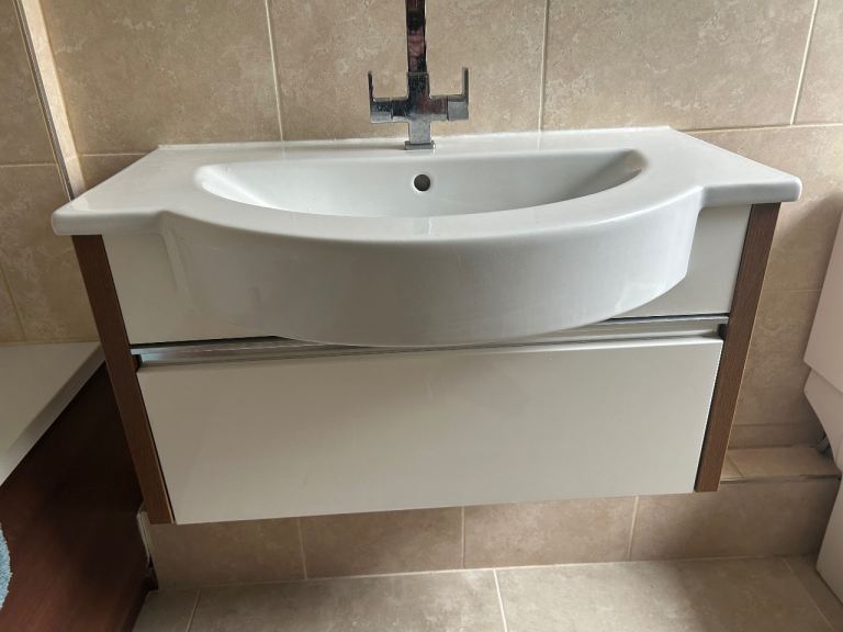 Wall hung ceramic basin 