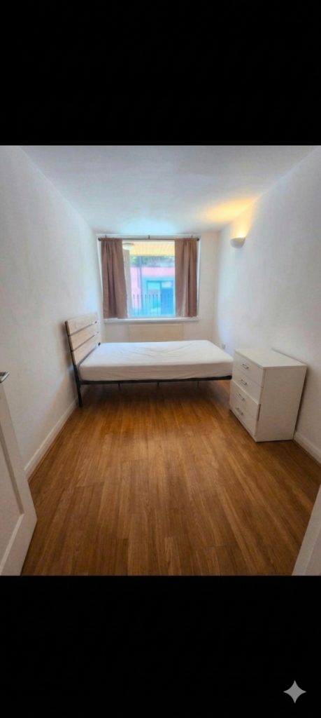 Double Furnished Room in E1 – Bills Included & UC Welcome!