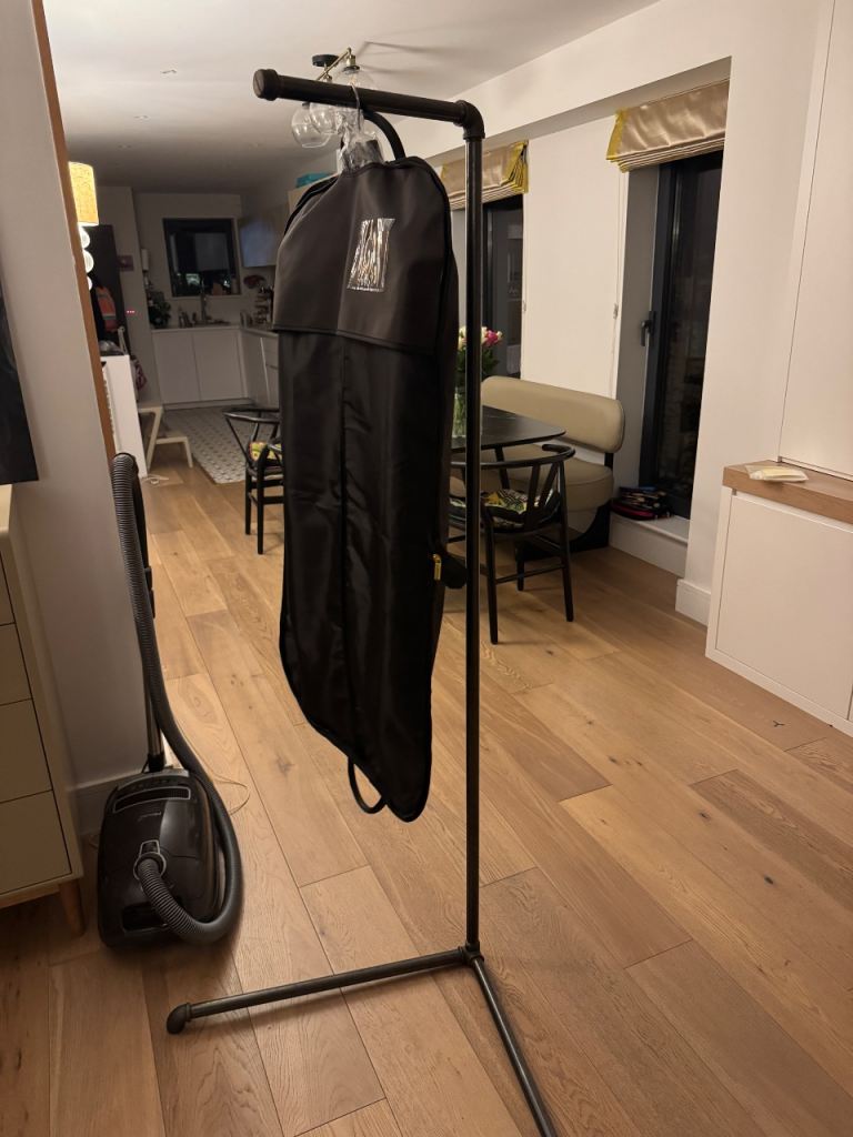 Free standing metal hanger