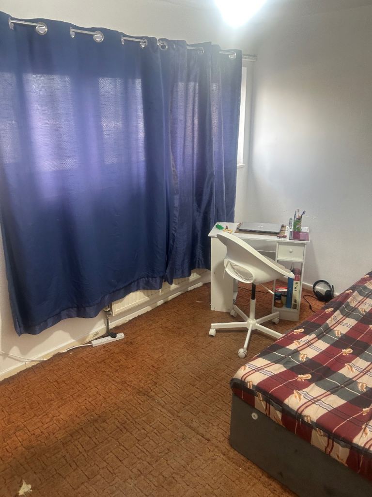 Double Room Available in E13 