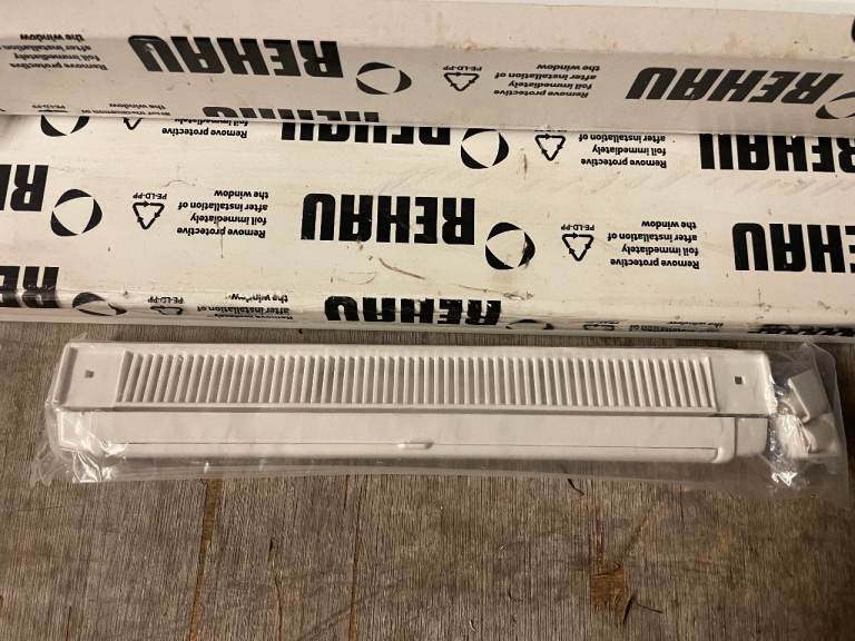 H 89.5 x W 42.5 cm-SMALL BRAND NEW REHAU UPVC DOUBLE GLAZED WINDOW OBSCURE (BATHROOM) (REF: SJ477) 