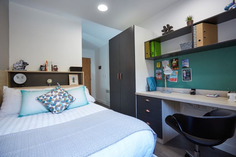 Silver plus en-suite room, E17 London