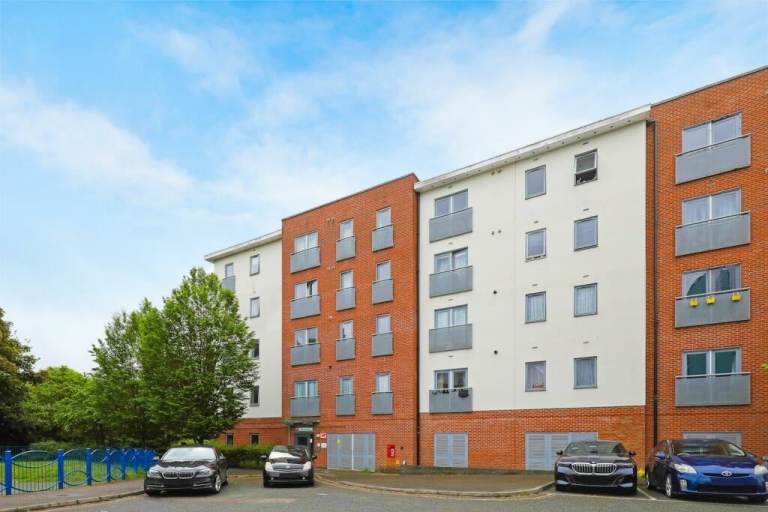 2 Bed 2 Bath Flat to rent in Northolt