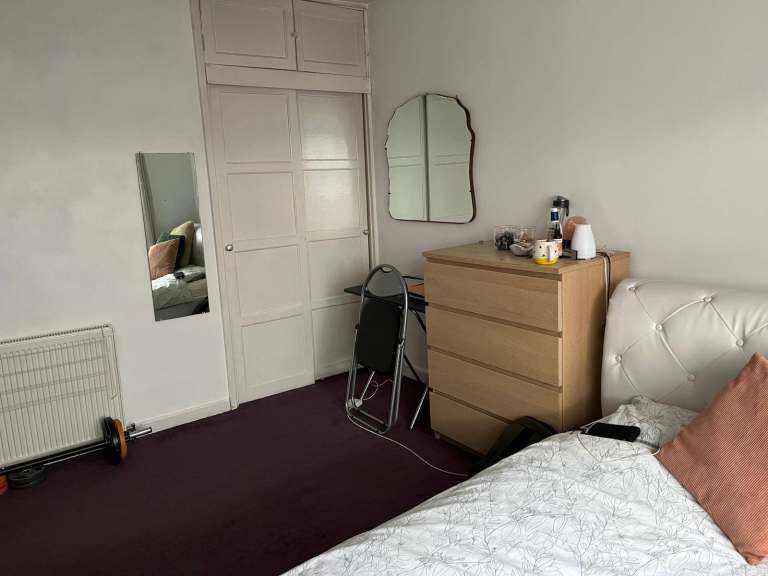 Large double room available in nice share house £670/Month