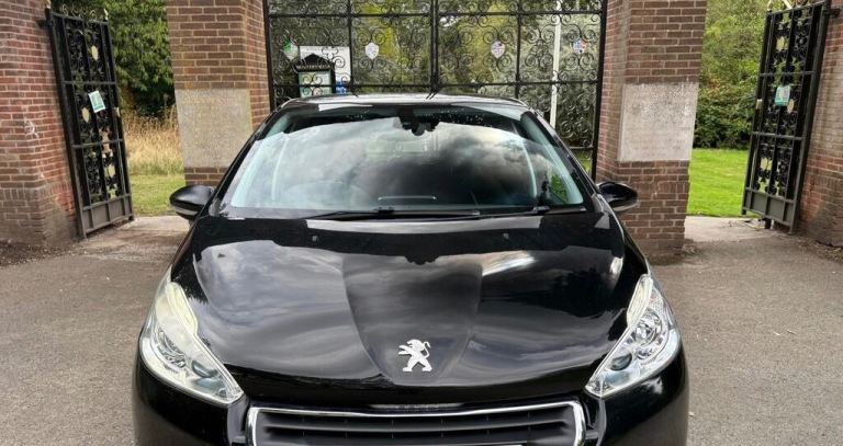 2014 - PEUGEOT 208 1.4 HDI ALLURE HATCHBACK - MOT-1 YEAR like ford fiesta vauxhall corsa 