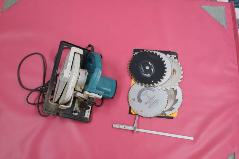 Black and Decker HD1000 Power Saw with Blades – Good Condition