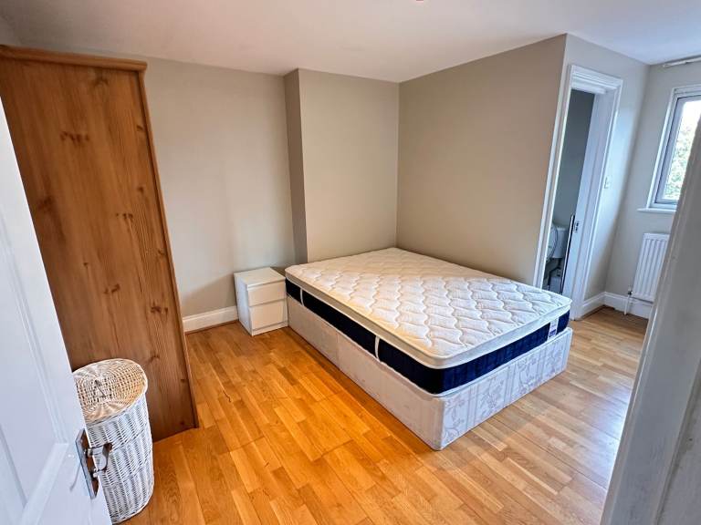 Third floor newly decorated studio flat in West Hendon, NW9