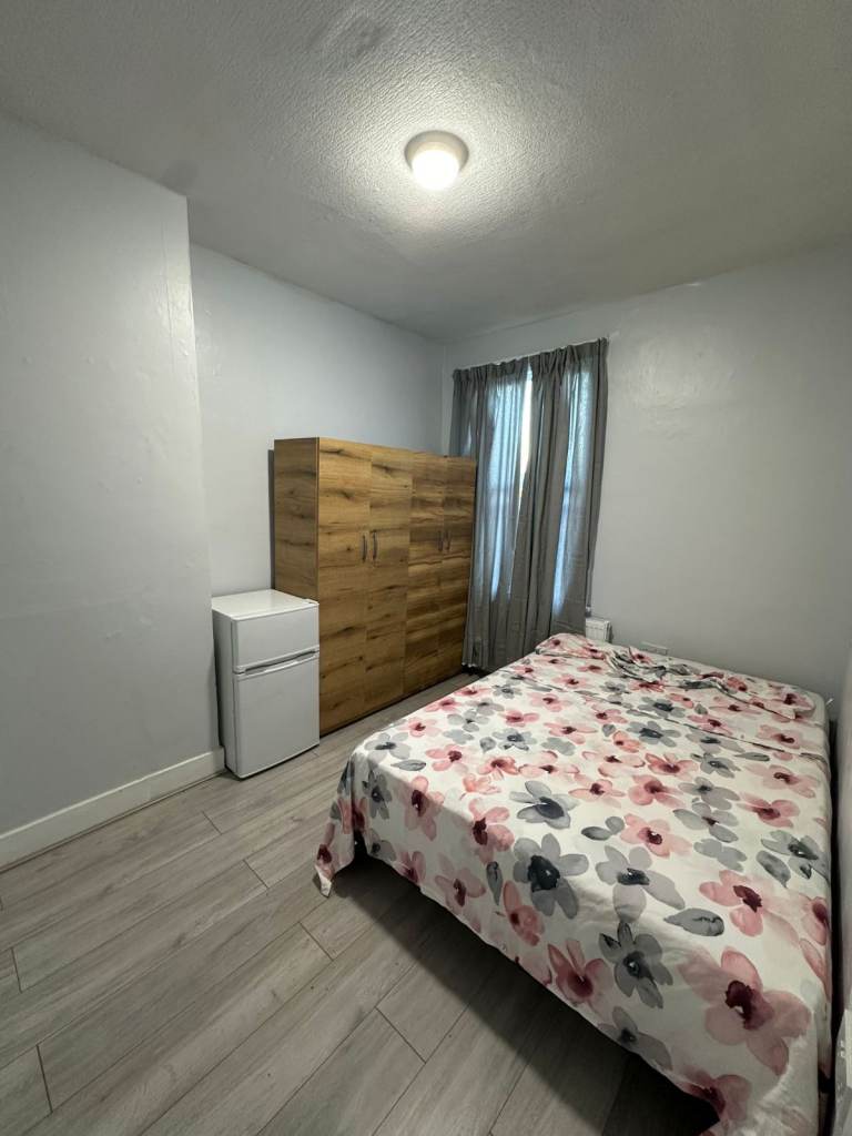 DOUBLE ROOM AVAILABLE NOW Tottenham Hale ,  N17 – 3 minutes from station