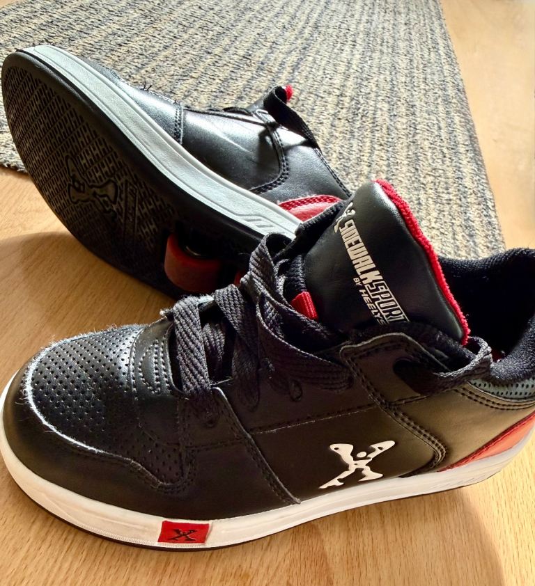HEELYS X SIDEWALK SPORTS SIZE 13
Roller Shoes – Black and Red, Excellent condition 
