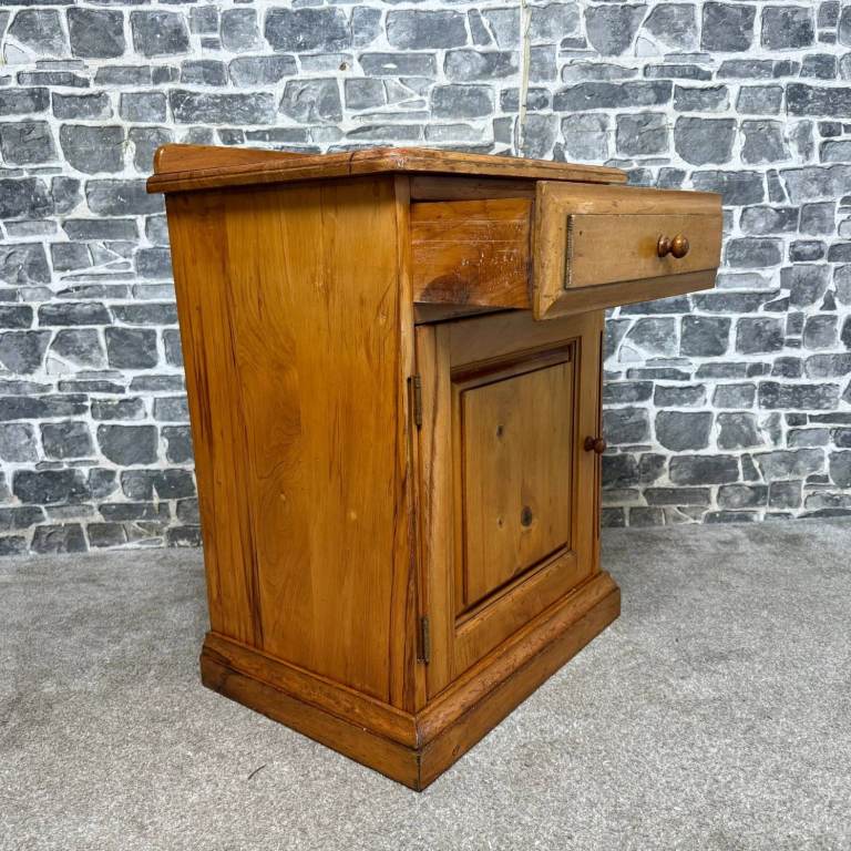 Country Collectibles Pine Bedside Cabinet – Drawer & Cupboard Storage