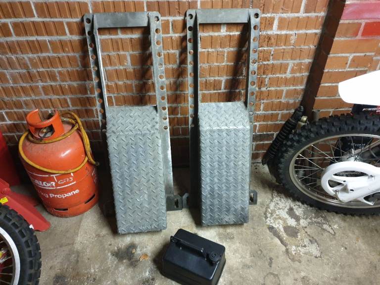 Car ramps, lorry, curb? ONO