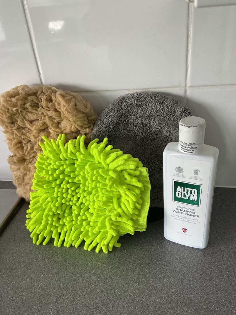 Joblot car detailing wash mitts and soap