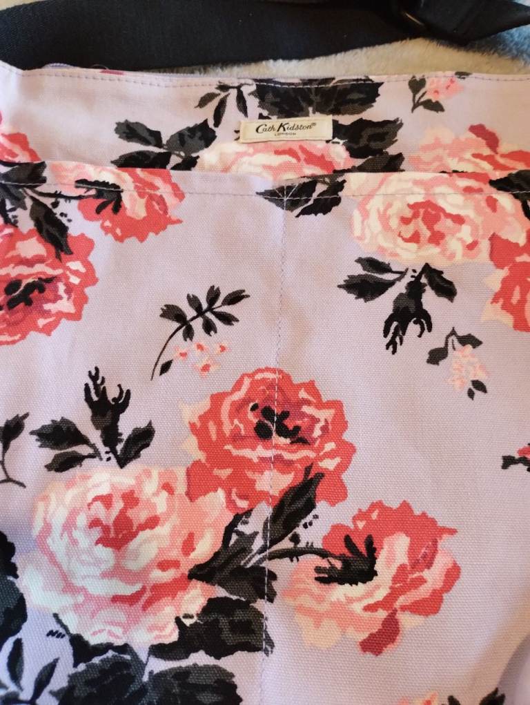 Cath Kidston Messenger Bag Purple with roses in Excellent Condition 