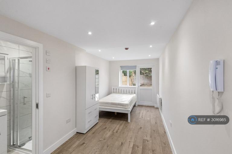 Studio flat in Rennie Close, Ashford, TW15 (#3016985)