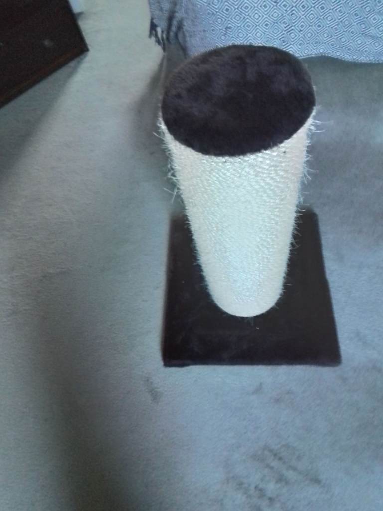 Large vertical cat scratching post