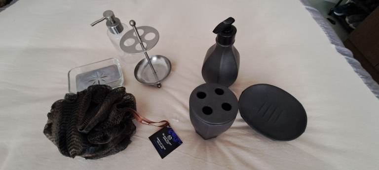 2 Bathroom accessories sets