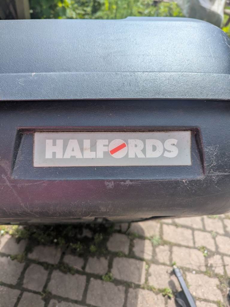 Halfords roof box 320l with compatible Thule roof bars New Forest collection 