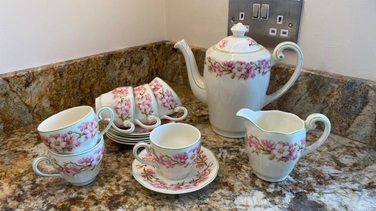 Beautiful Floral Tea Set – Teapot, Milk Jug, Cups & Saucers