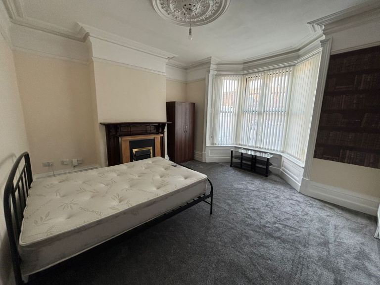 Large double bedroom to rent