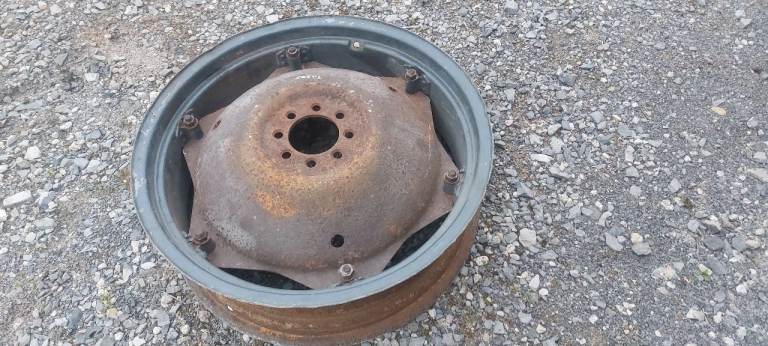 Massey ferguson 35 35x 135 240 trar wheel rim