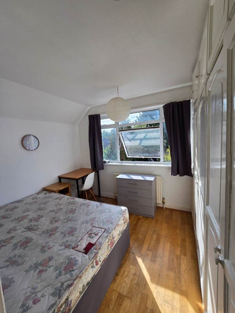 Small double /single room in Chessington kt9 