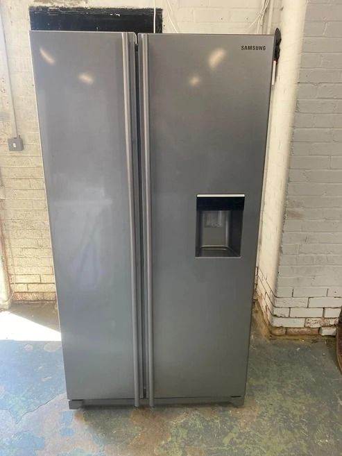 Samsung American Fridge Freezer with Water Dispenser – Silver