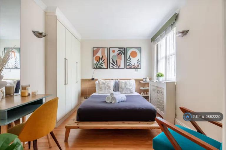 1 bedroom flat in Campden Hill Road, London, W8 (1 bed) (#2862220)