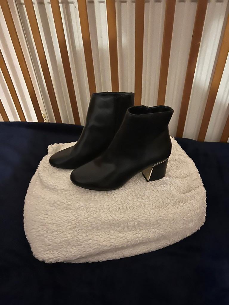 Ladies leather boots 