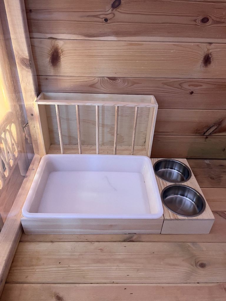 Rabbit / guinea pig litter tray / hay feeder