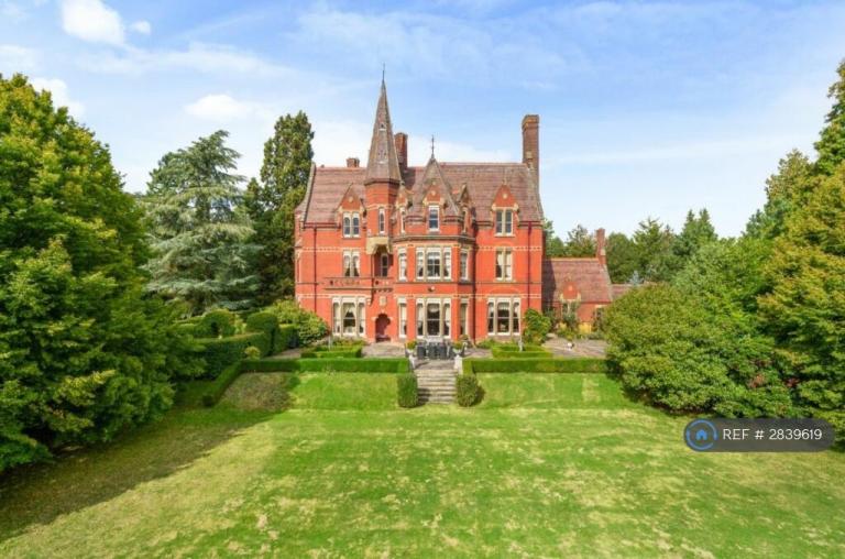 5 bedroom flat in Clapham Park, Clapham, Bedford, MK41 (5 bed) (#2839619)