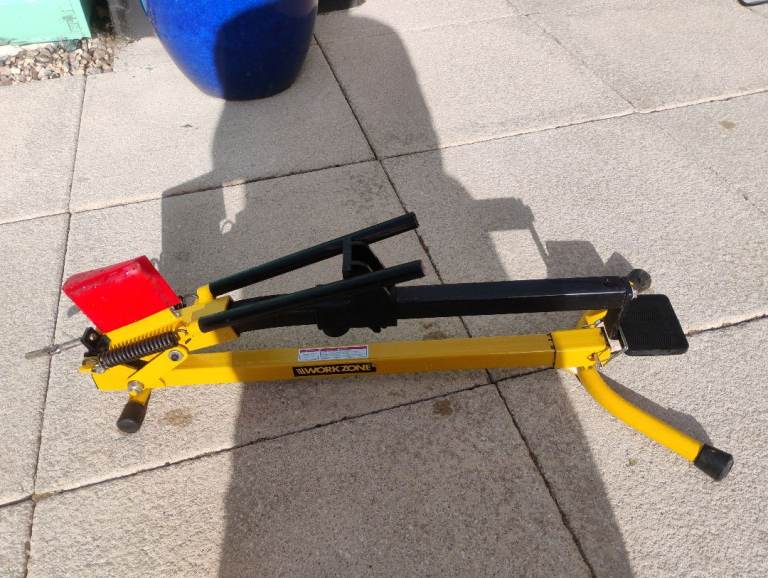 Foot operated log splitter
