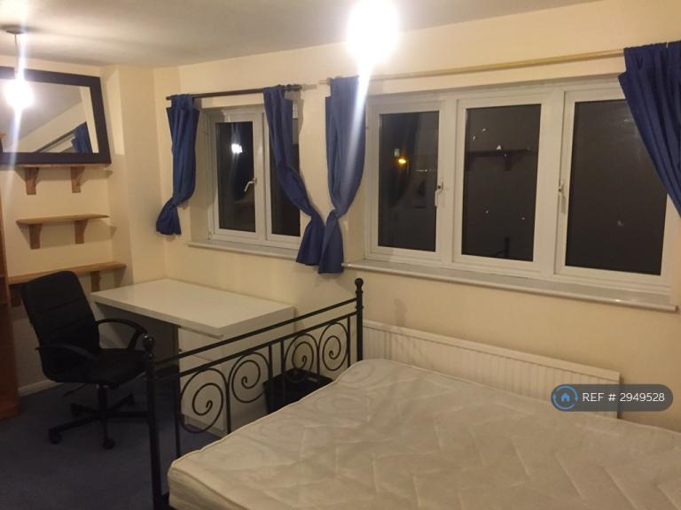 1 bedroom in Britten Close, Colchester, CO4 (#2949528)
