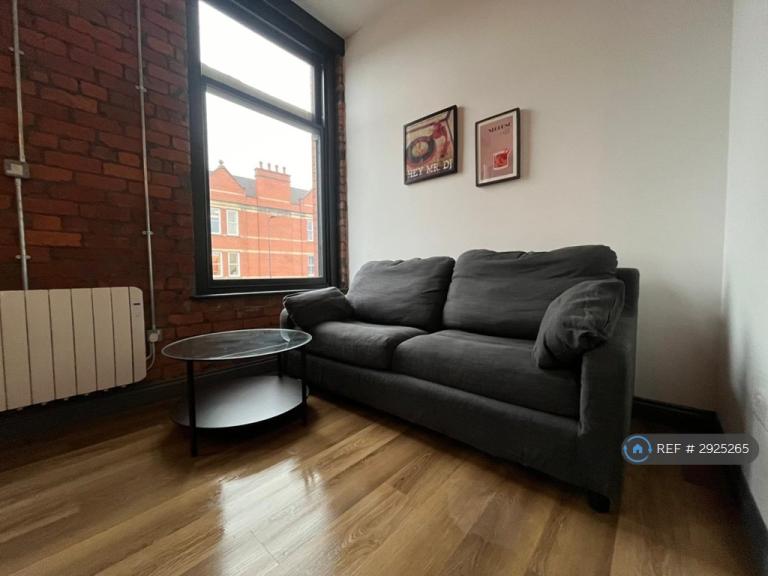 1 bedroom flat in Leigh, Leigh, WN7 (1 bed) (#2925265)