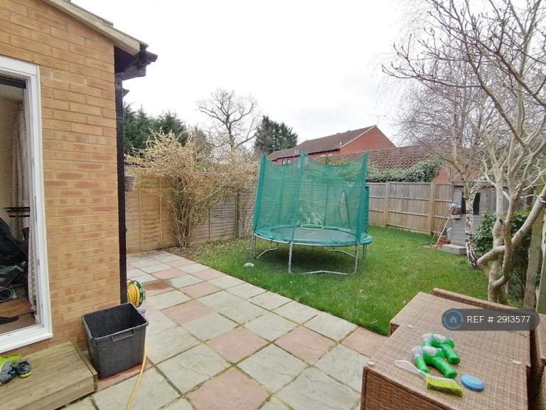 4 bedroom house in Chilcombe Way, Reading, RG6 (4 bed) (#2913577)
