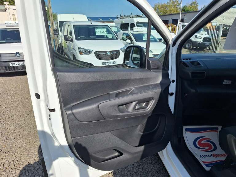 VAUXHALL COMBO 1.5 Turbo D 2300 Edition 5 seat crew combi van White Manual Diese