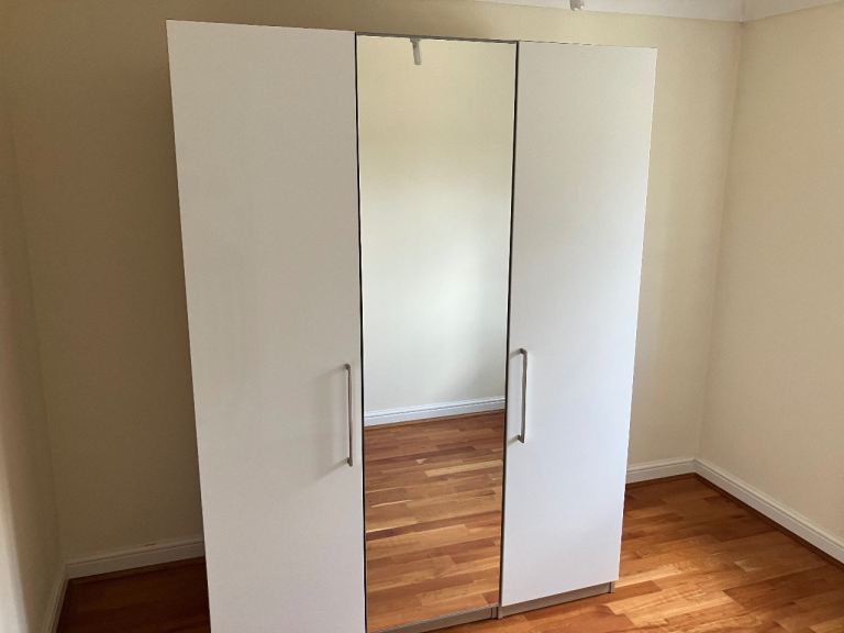 3 doors wardrobe with mirror