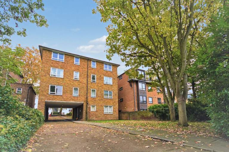 Two Bedroom Property on Chiswick High Road with Parking