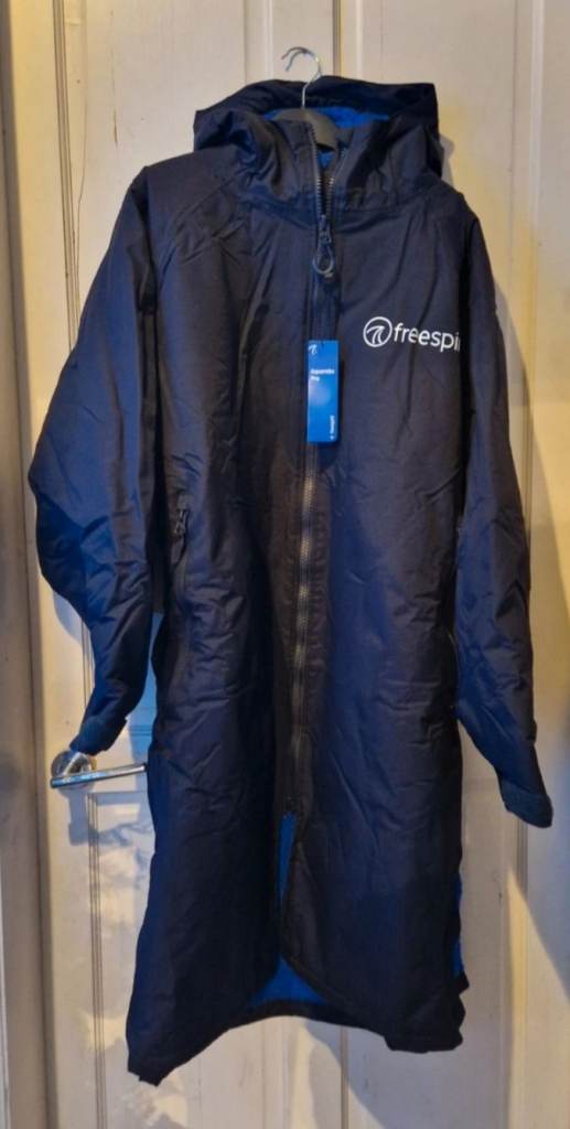 BNWT - Unisex Freespirit Changing Dry Robe - size S/M