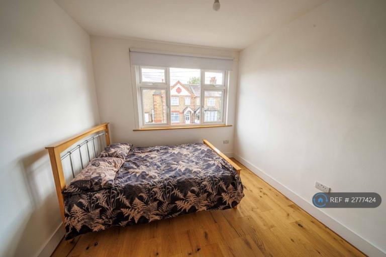 1 bedroom in Ladbroke Road, Enfield, EN1 (#2777424)