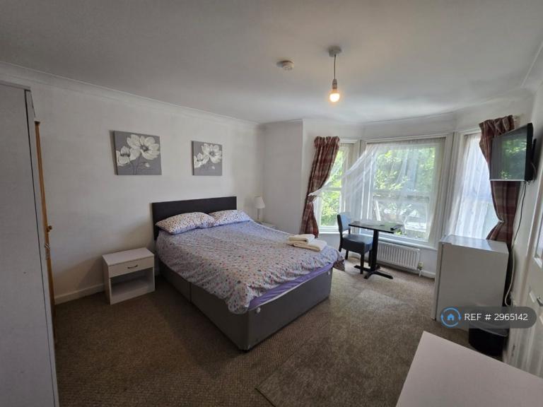 1 bedroom in Holdenhurst Road, Bournemouth, BH8 (#2965142)