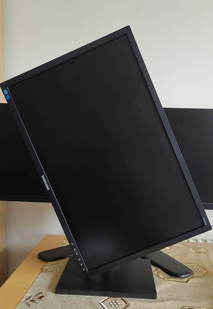 SAMSUNG MONITOR 24 INCH ROTATING SCREEN 