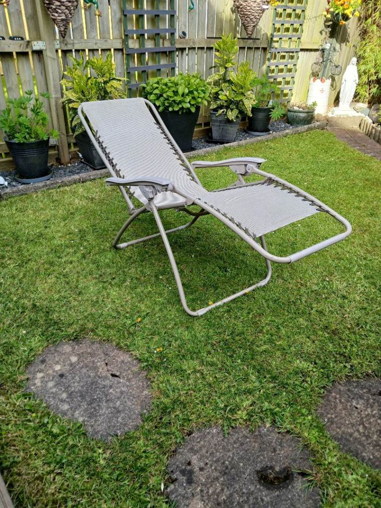 2 loungers  chairs