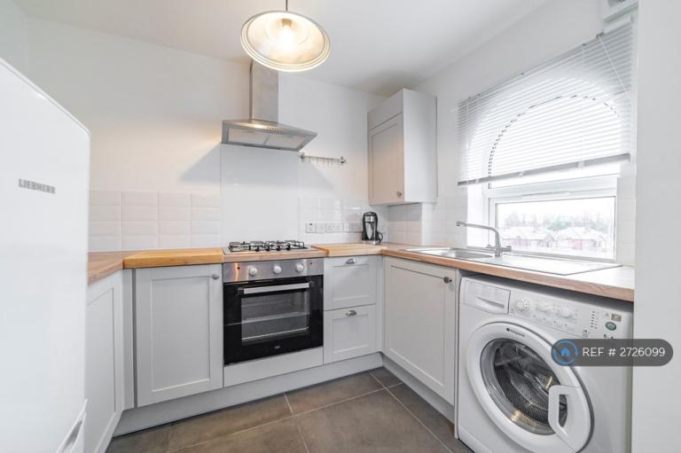 2 bedroom flat in Wellington Road North, Stockport, SK4 (2 bed) (#2726099)